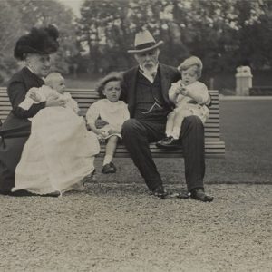 D. Isabel e conde d'Eu com os netos. Exílio.
Château d'Eu, França, 1913.
Acervo: Arquivo Nacional.