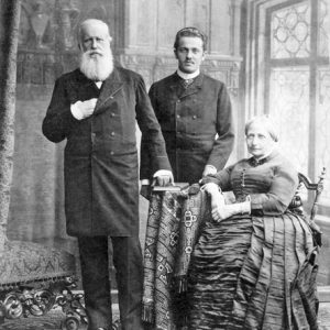 Pedro Augusto entre D. Pedro II e Teresa Cristina, em 1887.
Jungmann - LAGO, Pedro Correa do.
Coleção Princesa Isabel: Fotografia do século XIX.